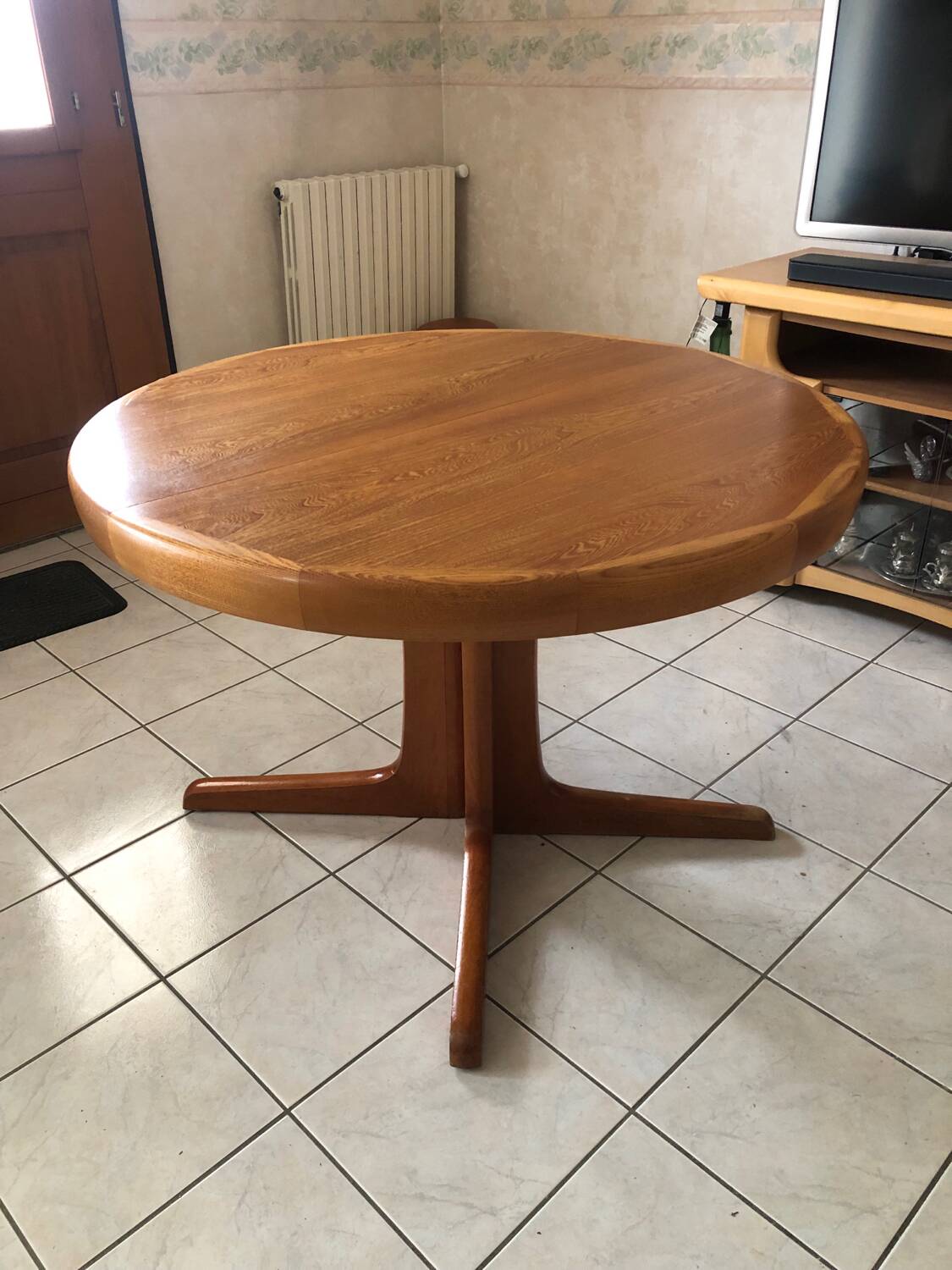 Baumann extendable round table