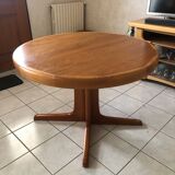 Baumann extendable round table