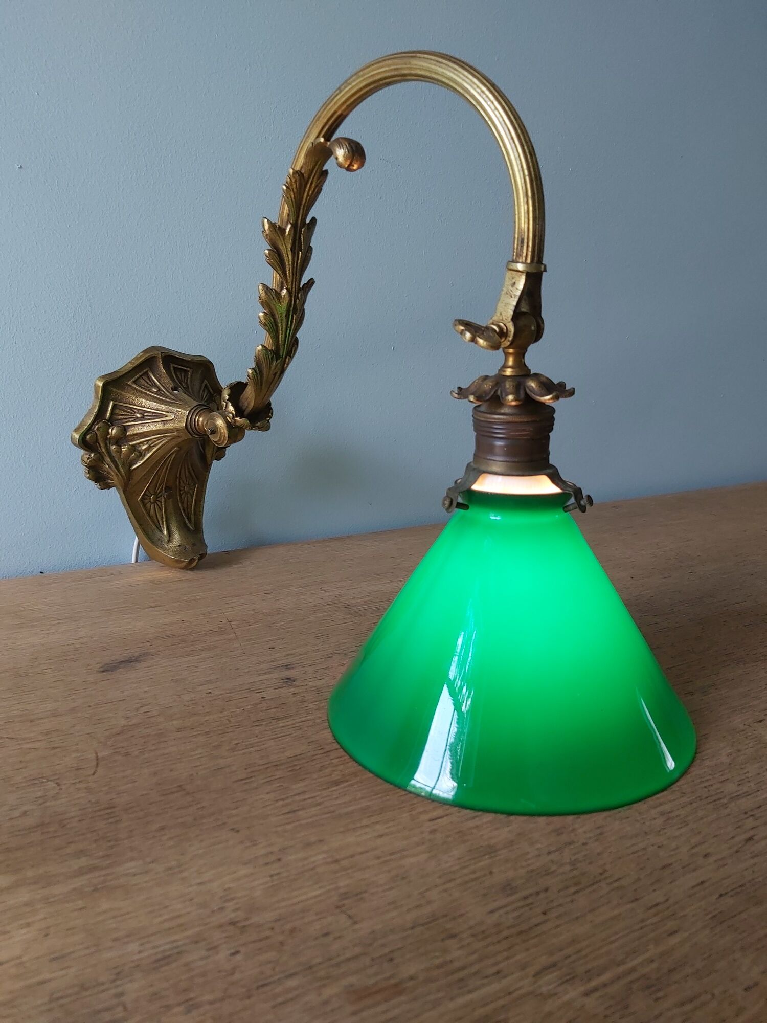 Wall light in bronze art nouveau with green opaline lampshades.