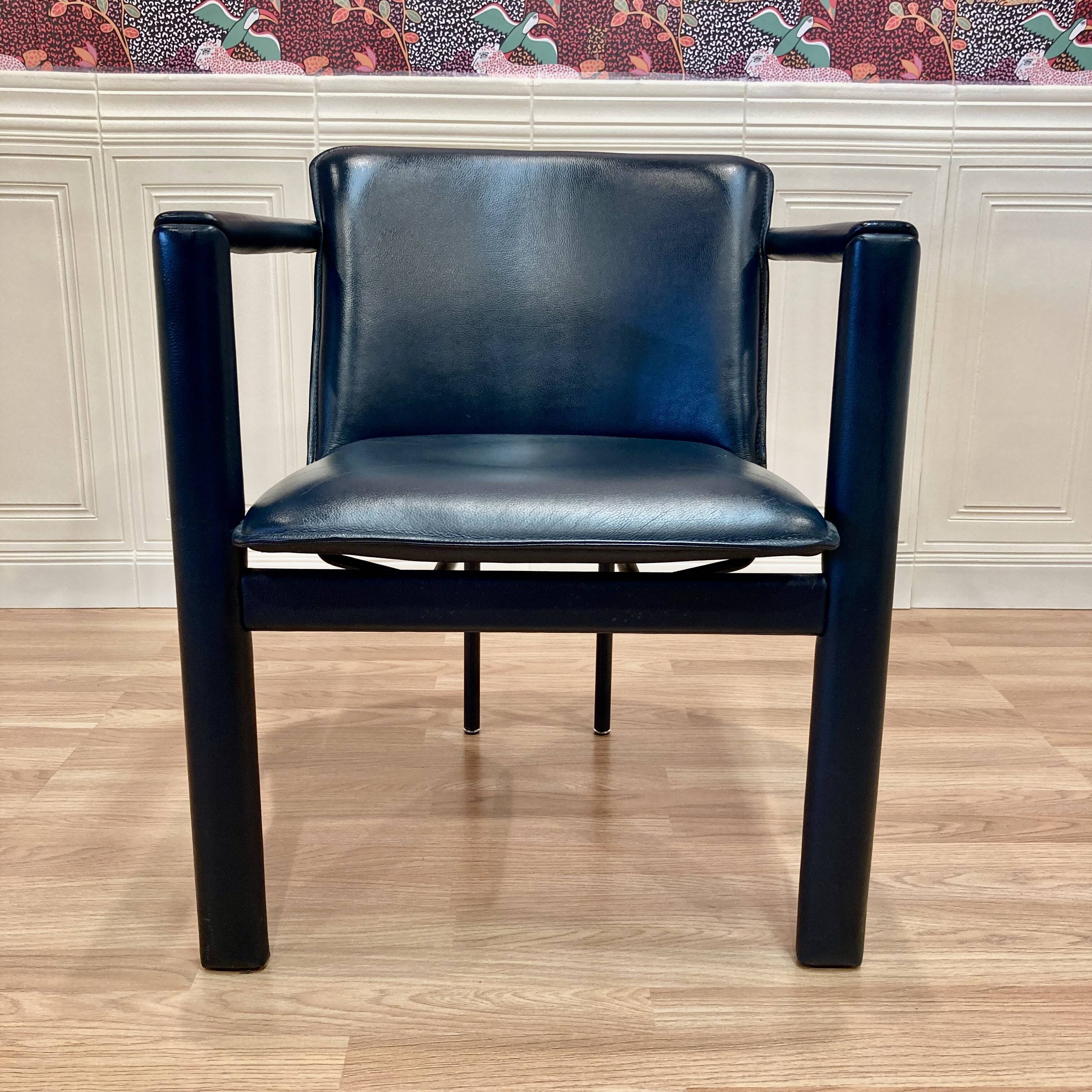 3 fauteuils en cuir et métal