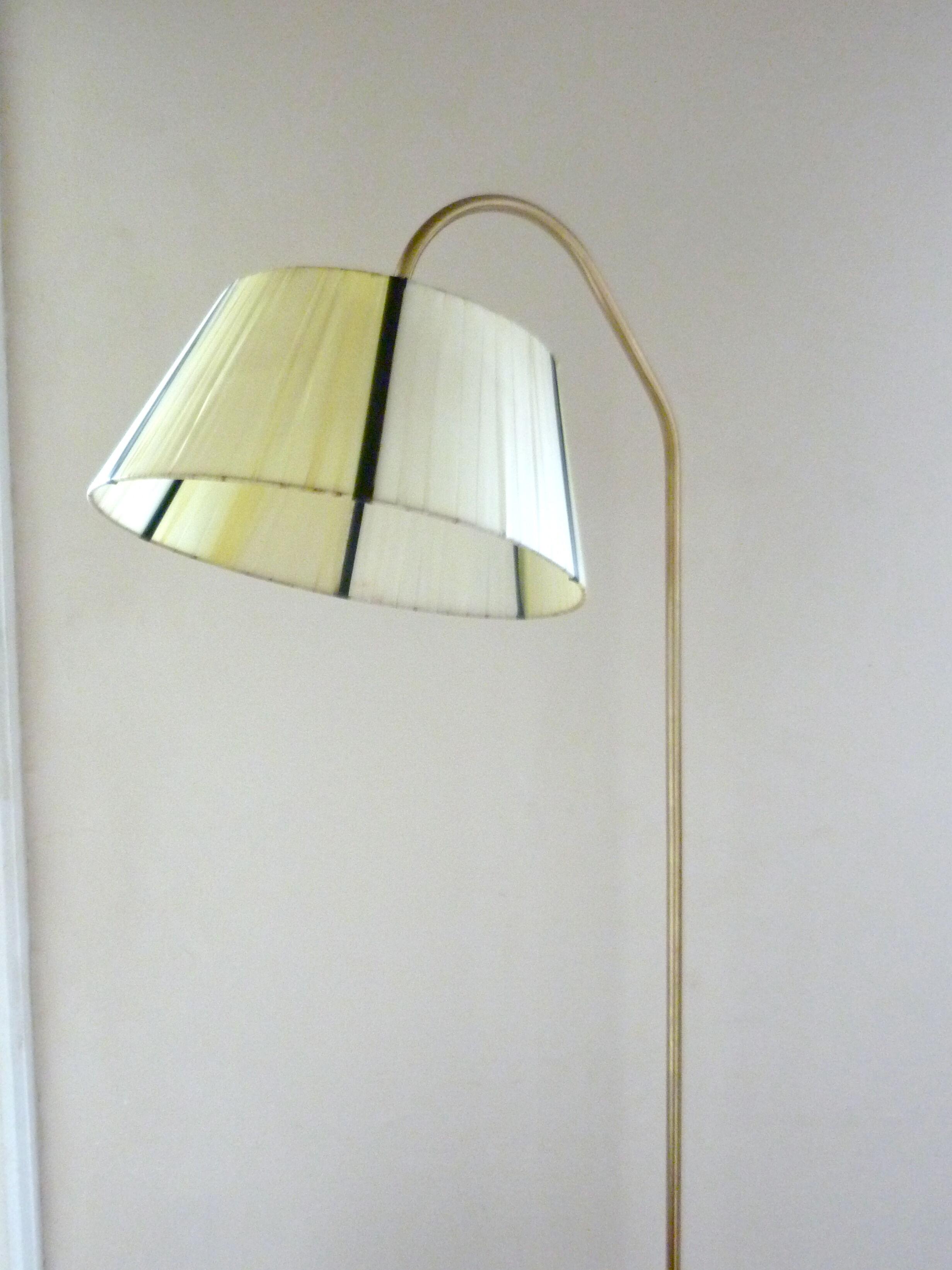 Lampadaire avec tablettes en teck et laiton des années 60