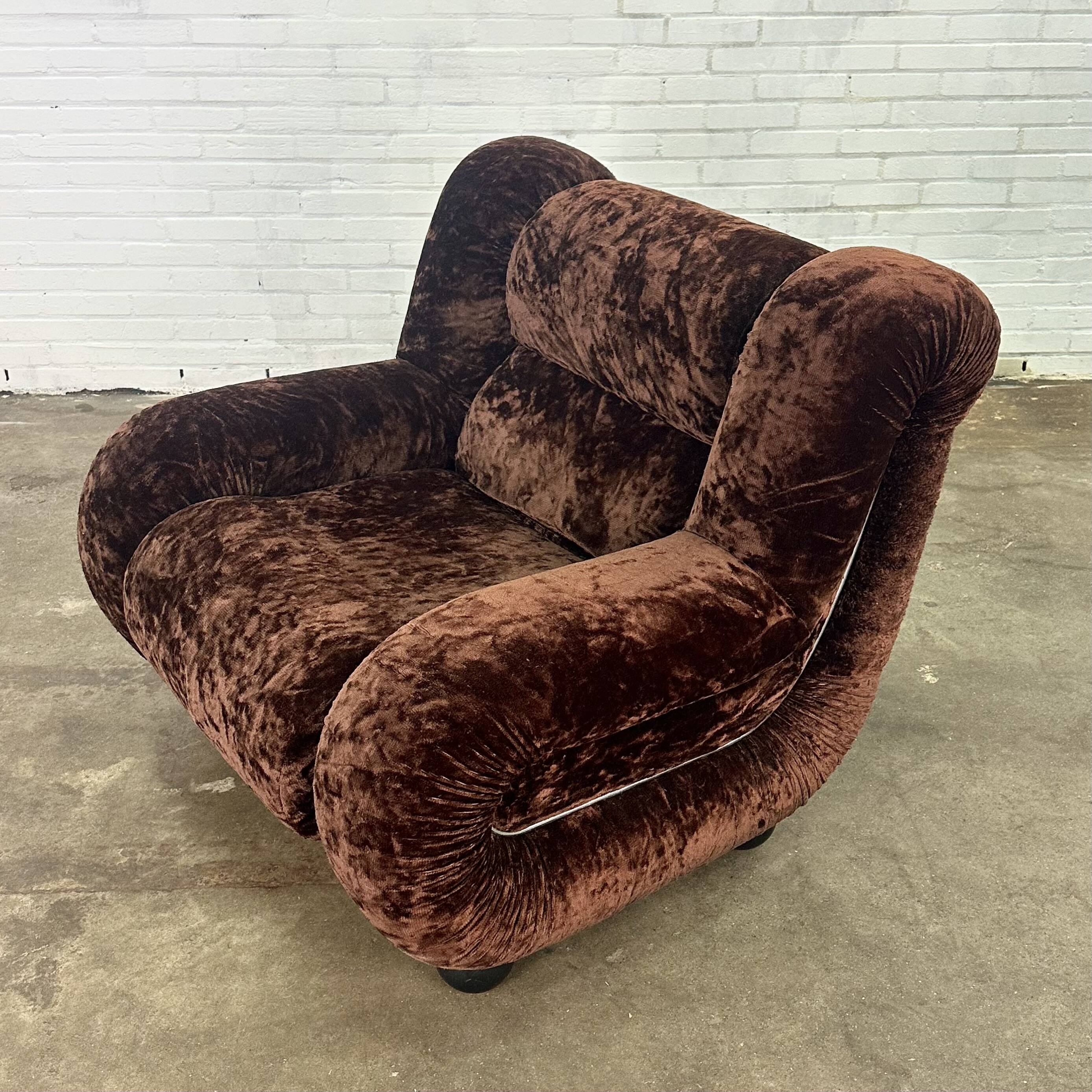 Fauteuil vintage italien en velours marron foncé