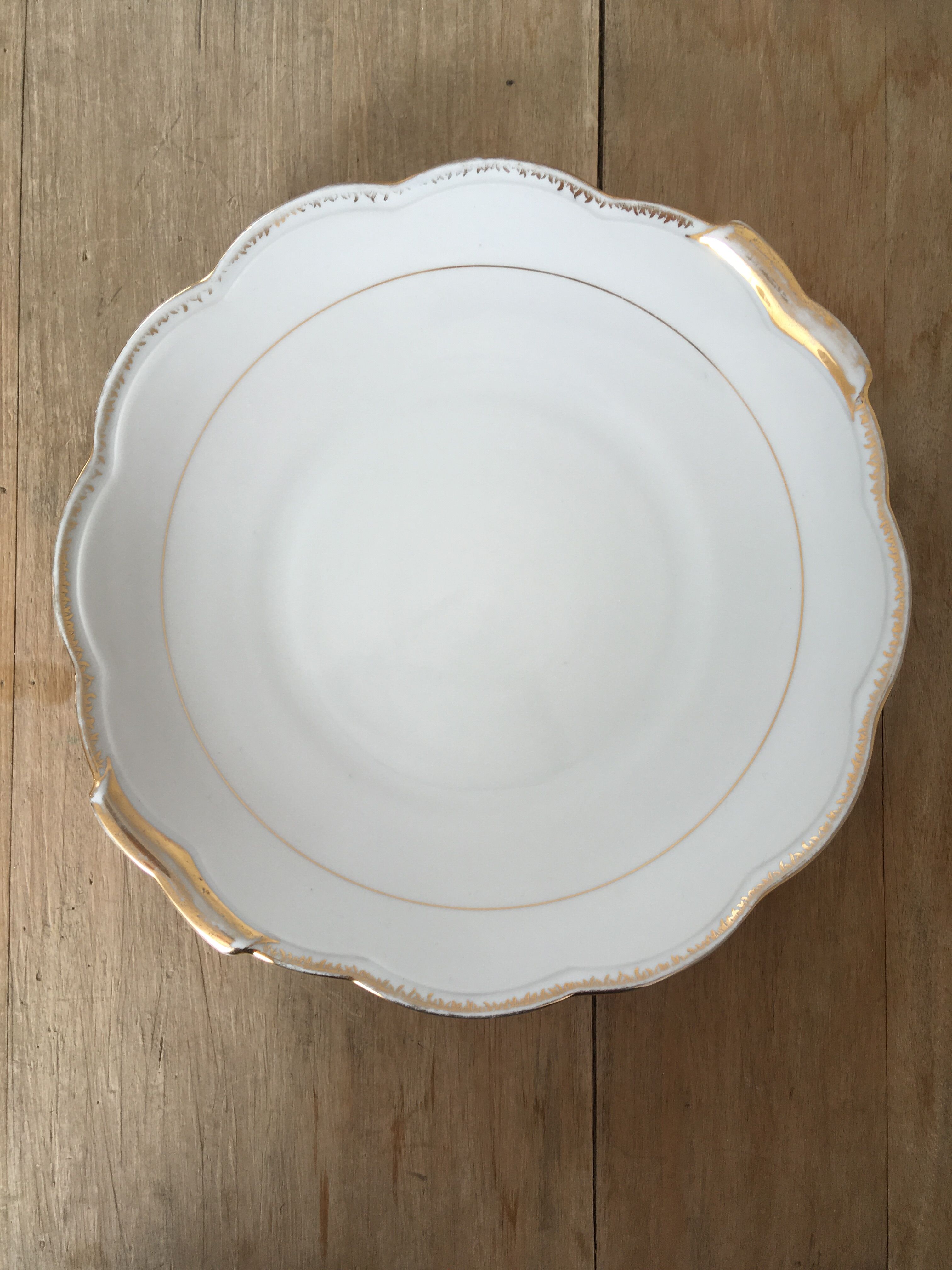 White & gold cake dish