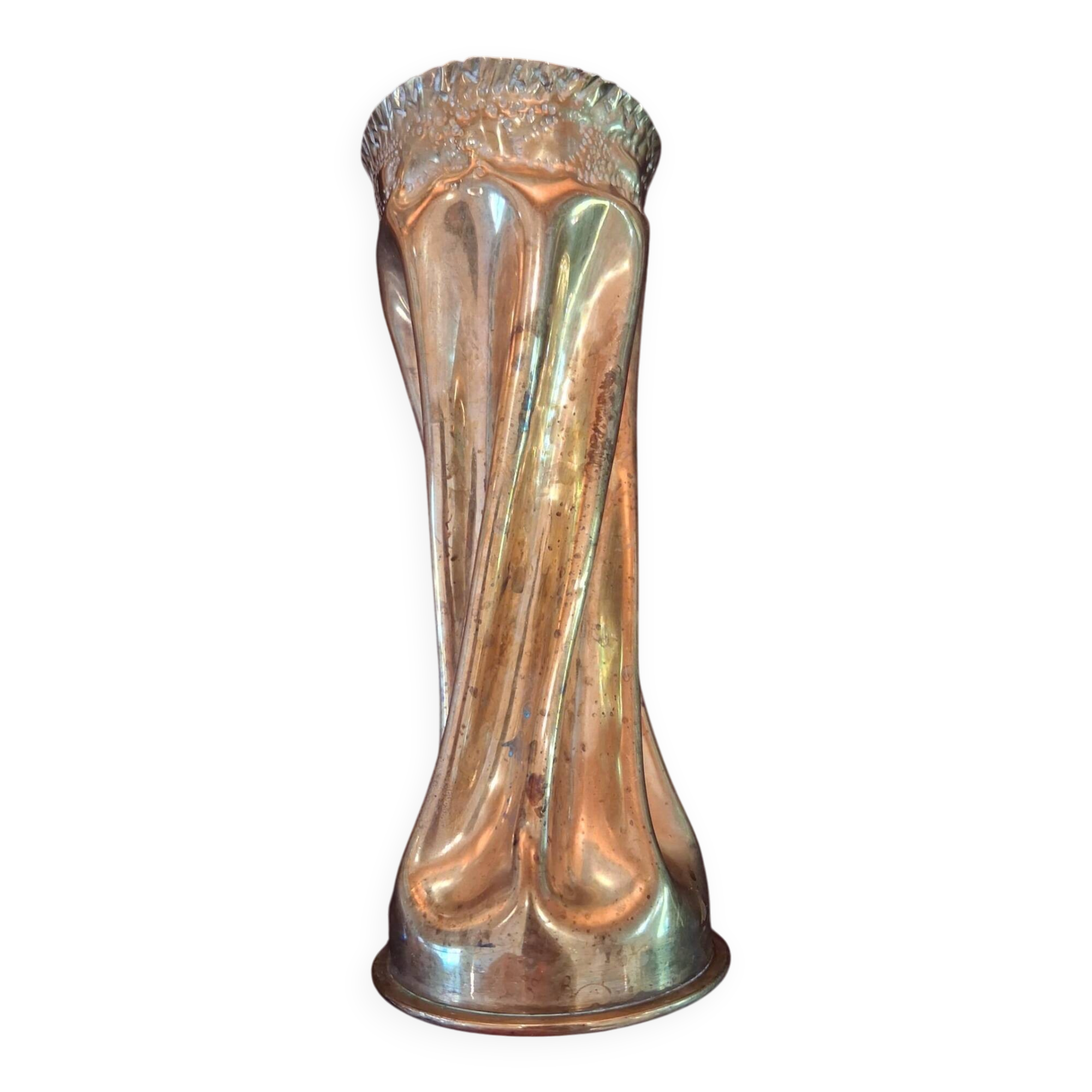 Large Art Nouveau vase in repoussé brass – floral decoration – around 1900