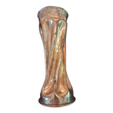 Grand vase Art nouveau en laiton repoussé – décor floral – vers 1900