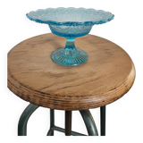 Assiette sur piedouche en verre bleu