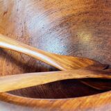 Scandinavian salad bowl in solid teak and cutlery