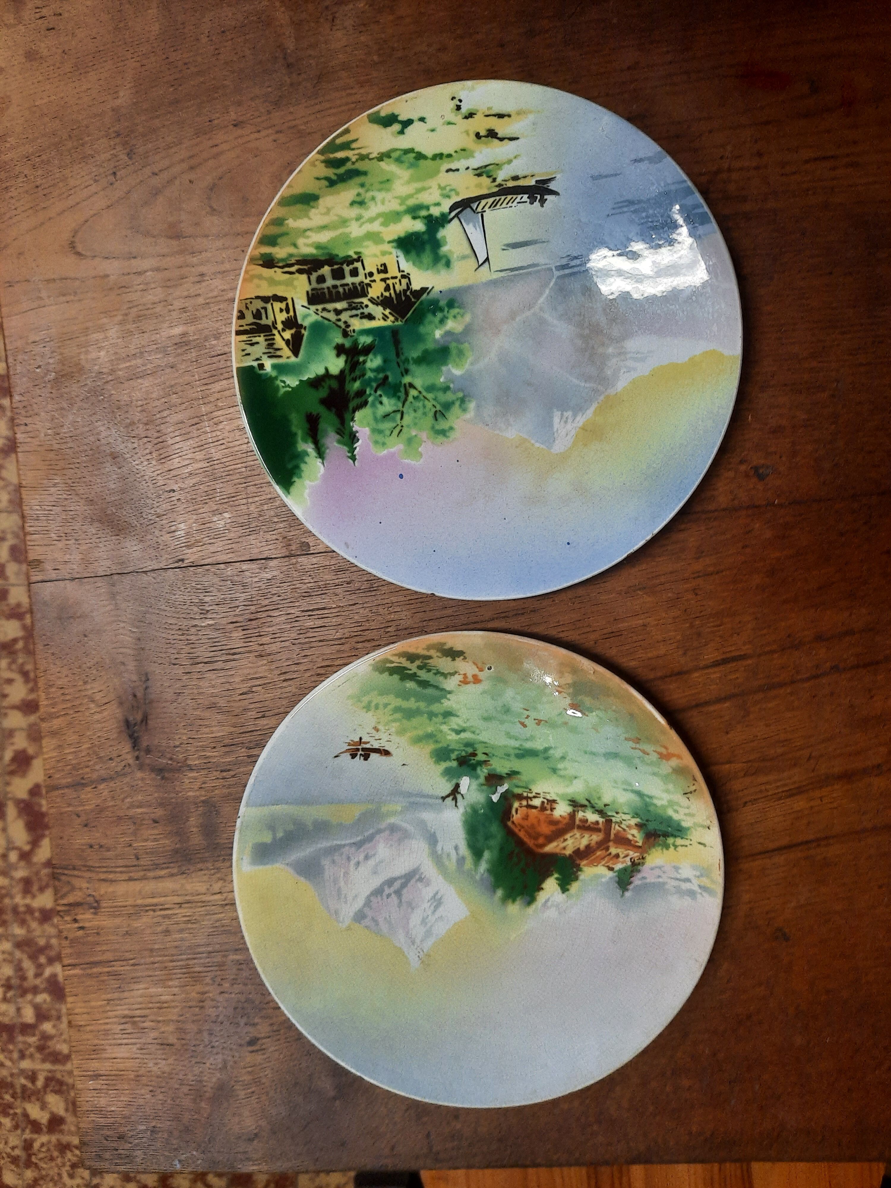 Deux assiettes murales