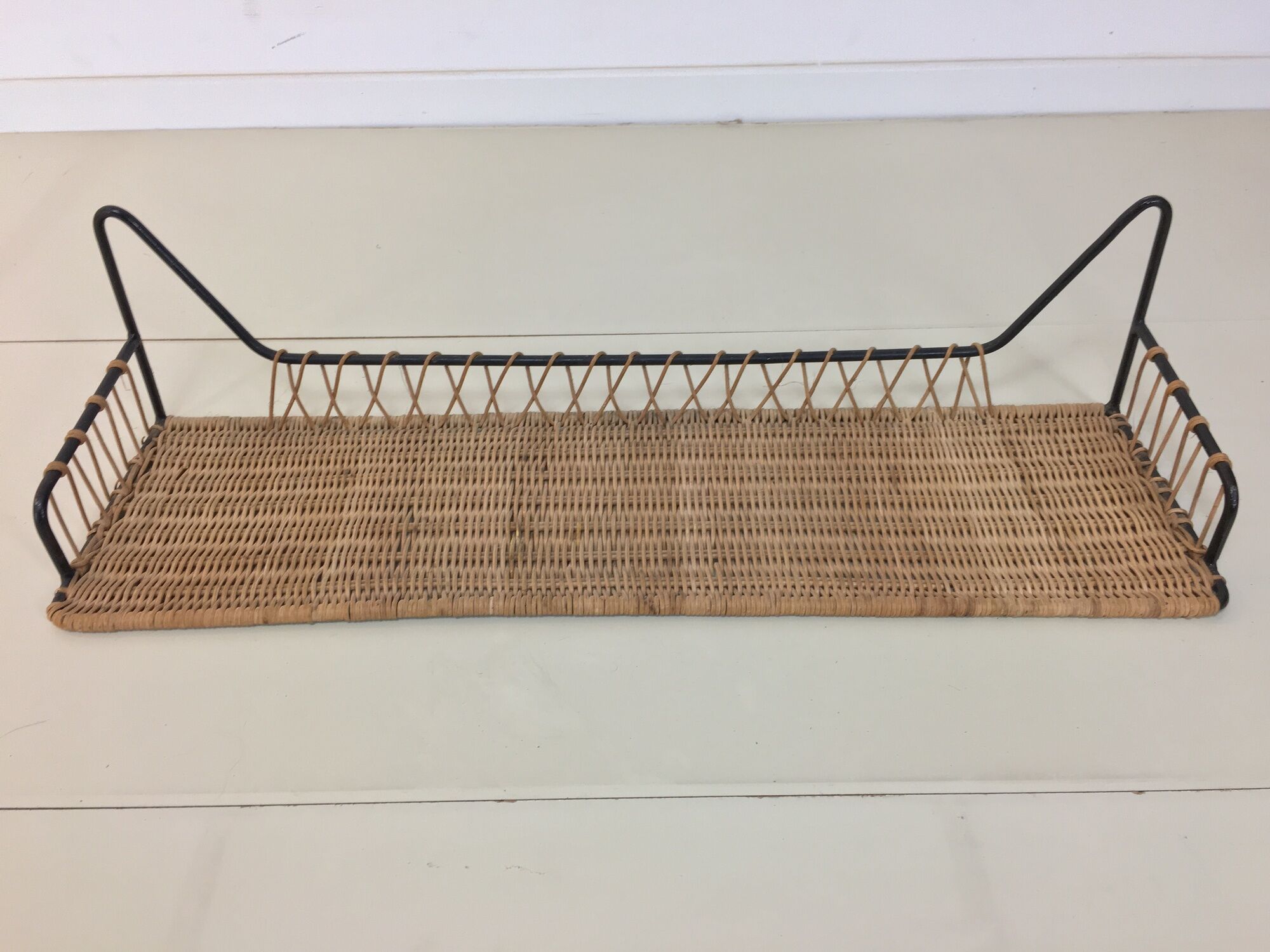 Suite of 2 50s shelves made of metal and rattan