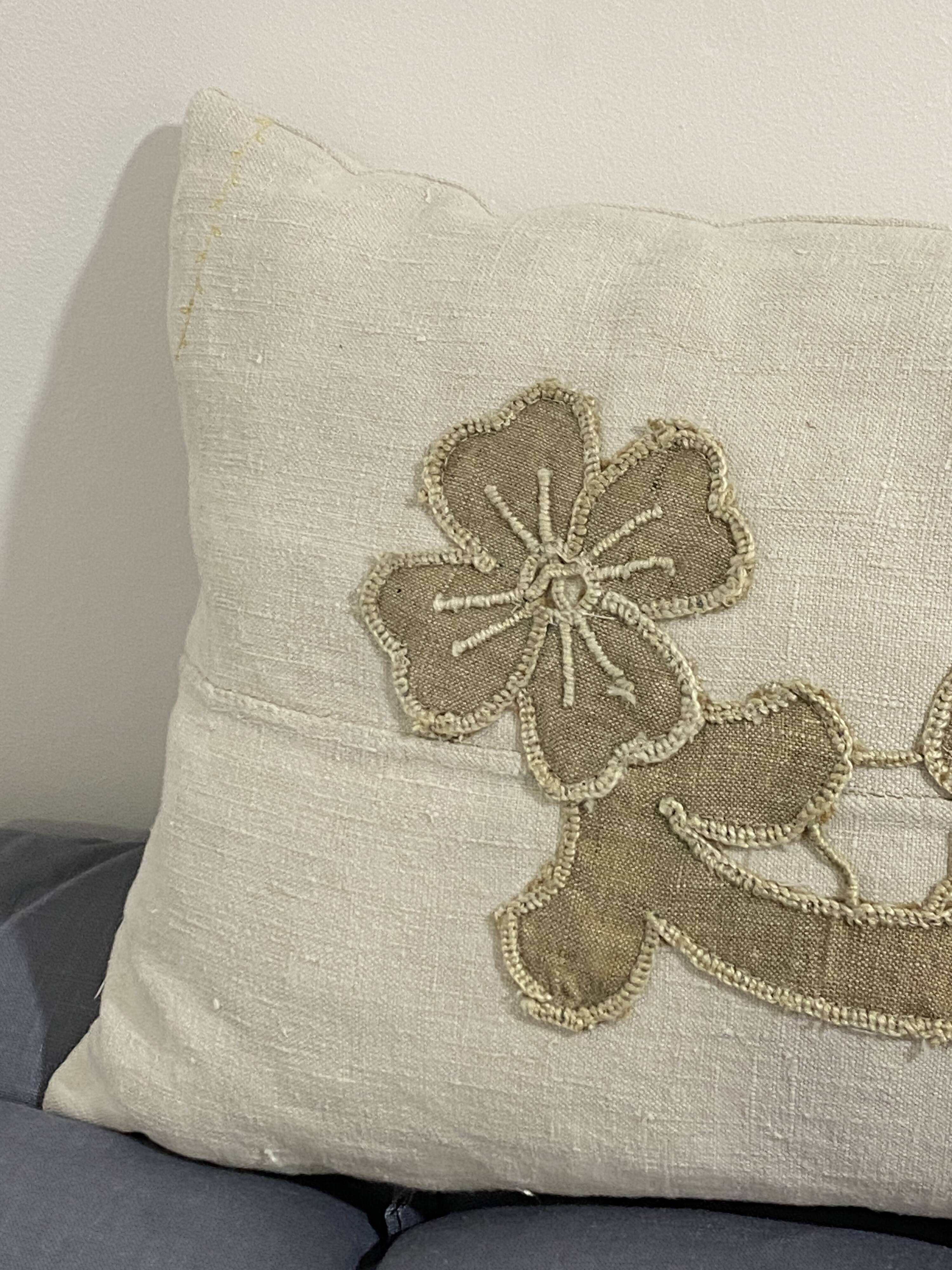 Cushion in vintage fabric with ornamentation