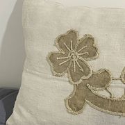 Coussin en toile ancienne avec ornement