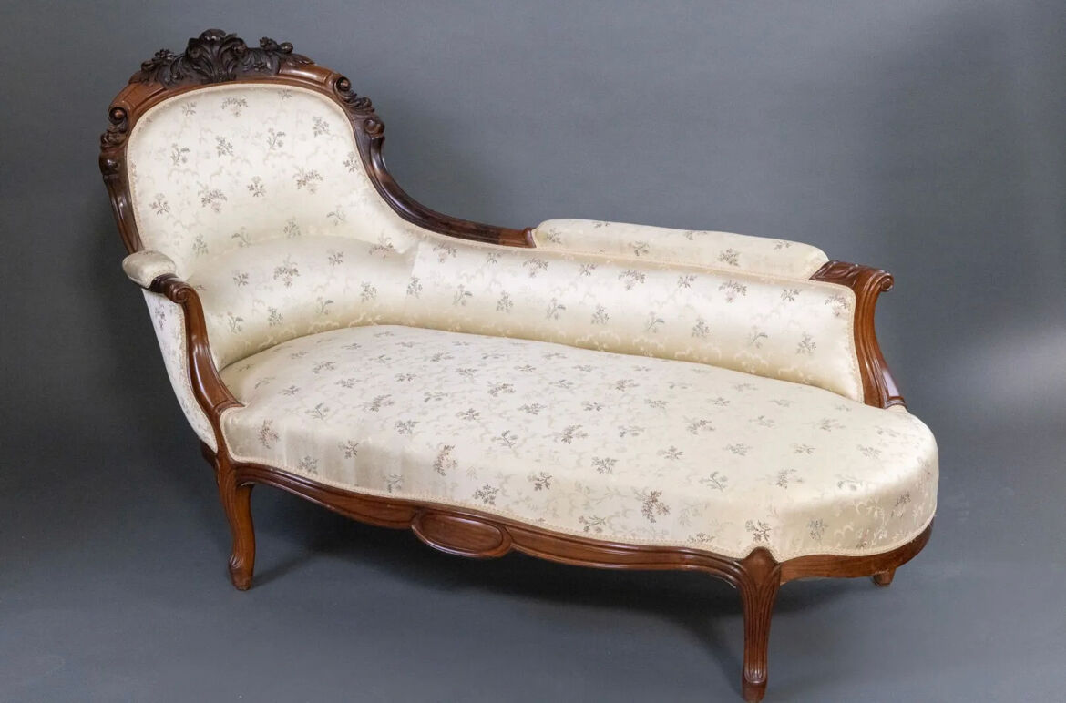 Louis XV meridian in walnut and silk