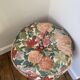 Tabouret vintage en rotin et coussin en tissu