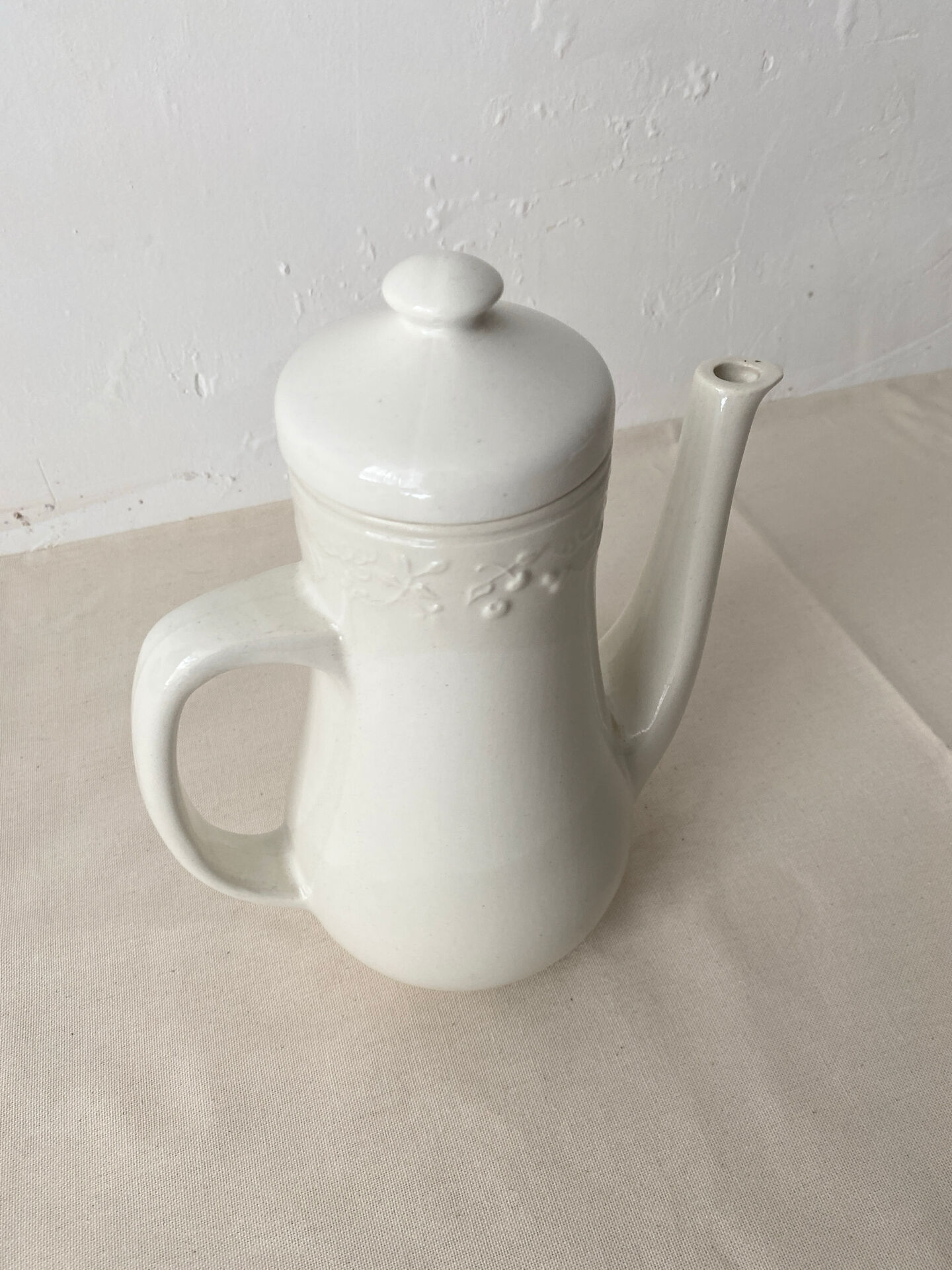 Coffee pot / teapot Sarreguemines France in white earthenware.