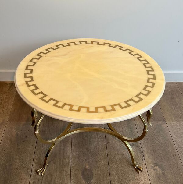 Table basse ronde Maison Jansen de style néoclassique en laiton à cols et pattes de cygnes et plateau de marbre incrusté de laiton