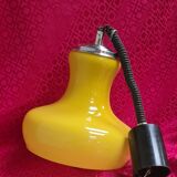 suspension 1970 reglable opaline jaune vif  tres bon etat acroche  h 65  ,,,,  h28x25