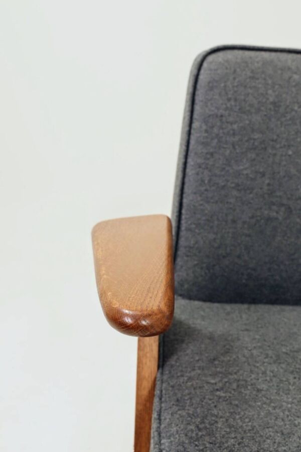 Fauteuil vintage entièrement rénové, revêtement en laine graphite.