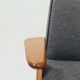 Fauteuil vintage entièrement rénové, revêtement en laine graphite.