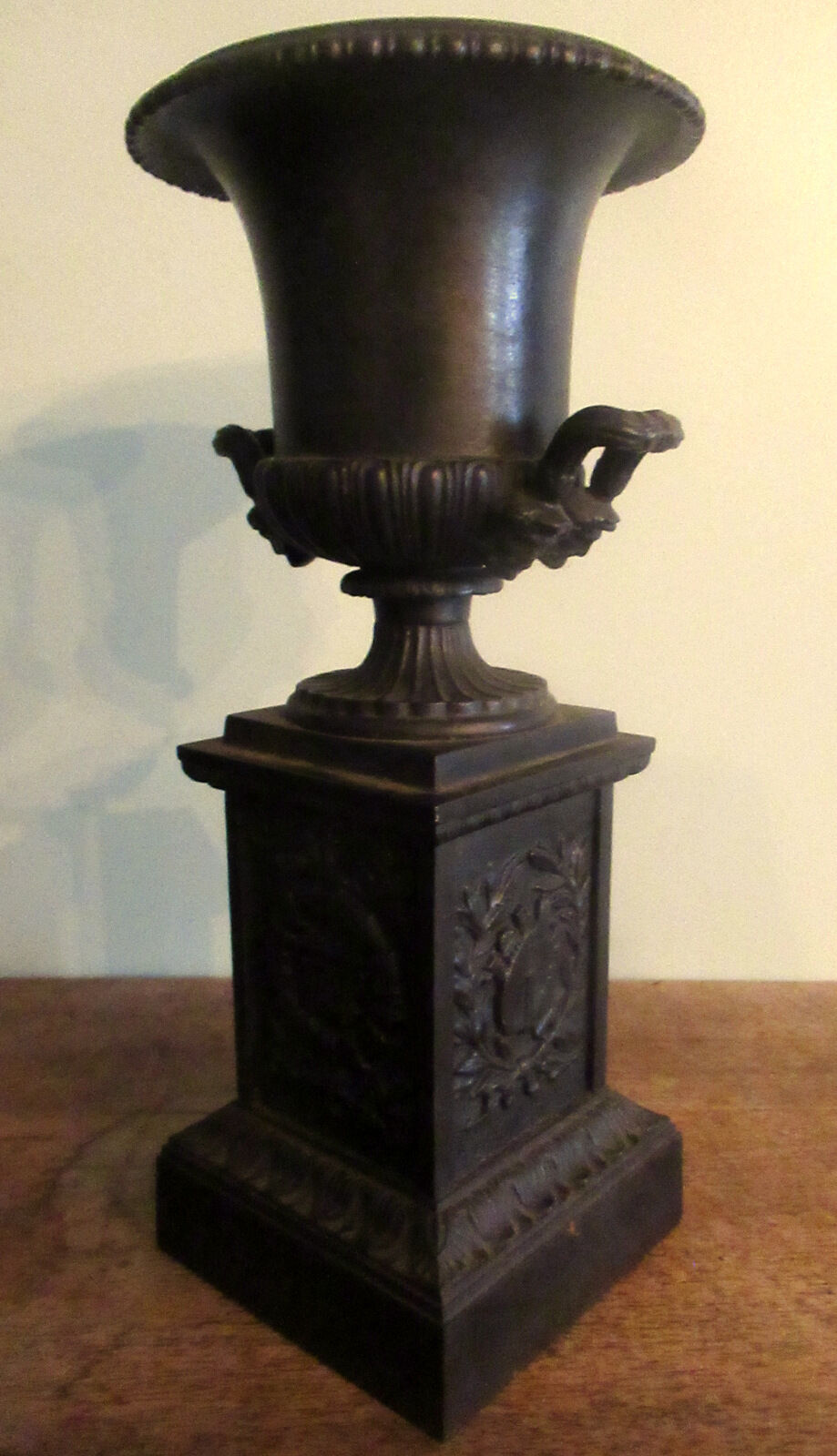 Pair of Medici vases, cast iron, on base
