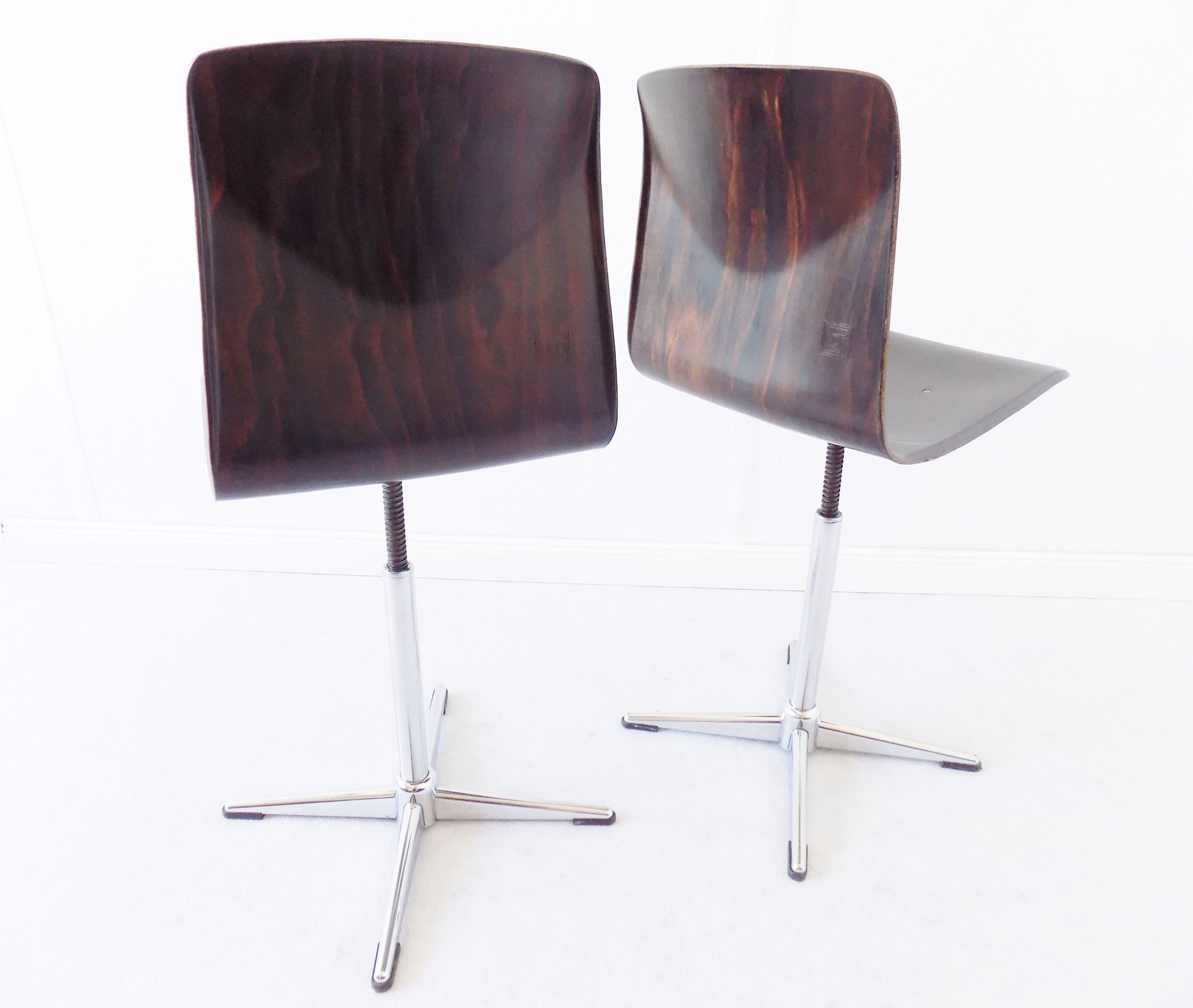 Set of 2 Thur Op chairs