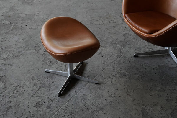Fauteuil egg Early avec repose-pieds par Arne Jacobsen pour Fritz Hansen, Danemark années 1960.