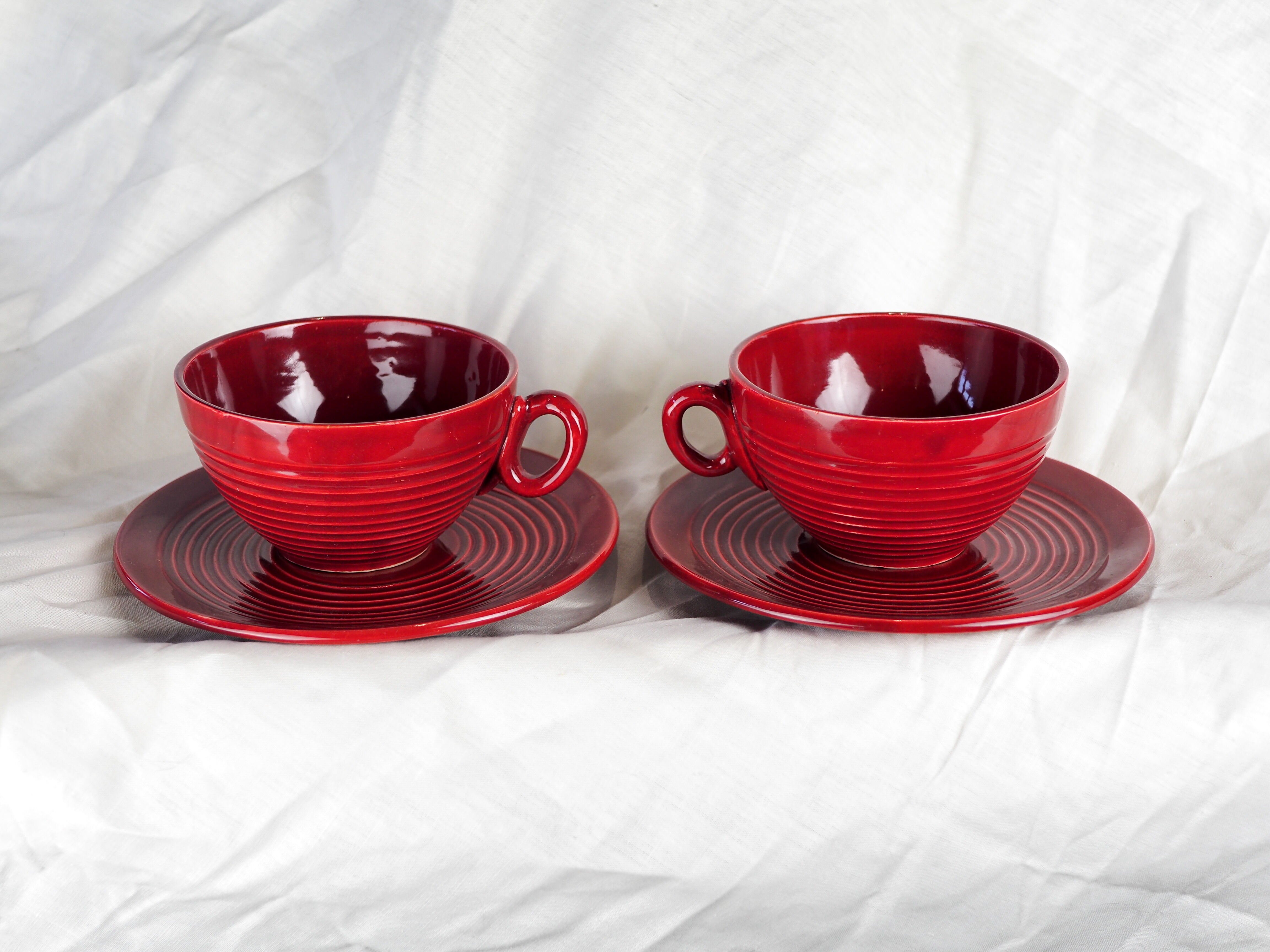 Pair of burgundy red cups with concentric streaks - Saint-Clément - 50s