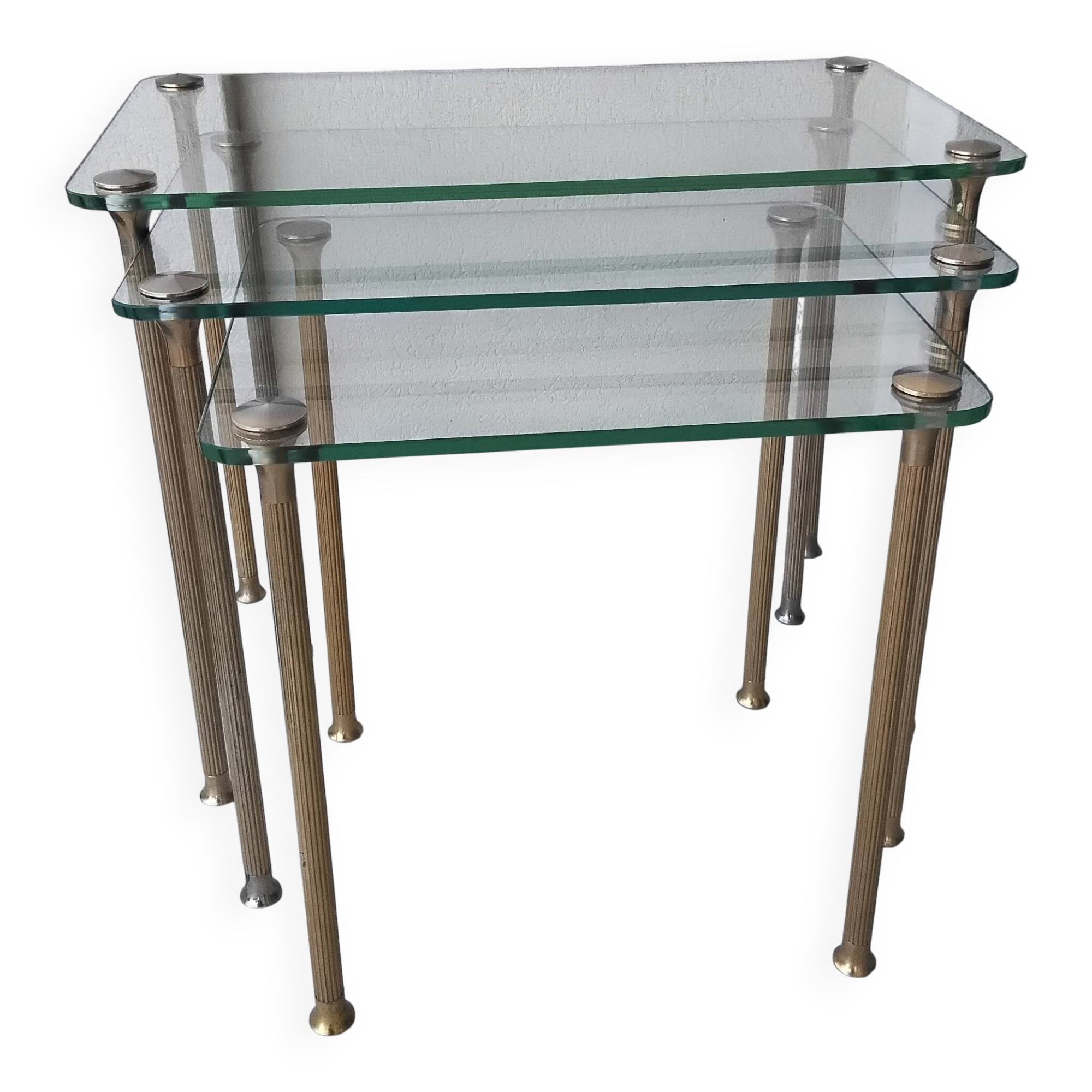Tables gigognes en laiton et verre
