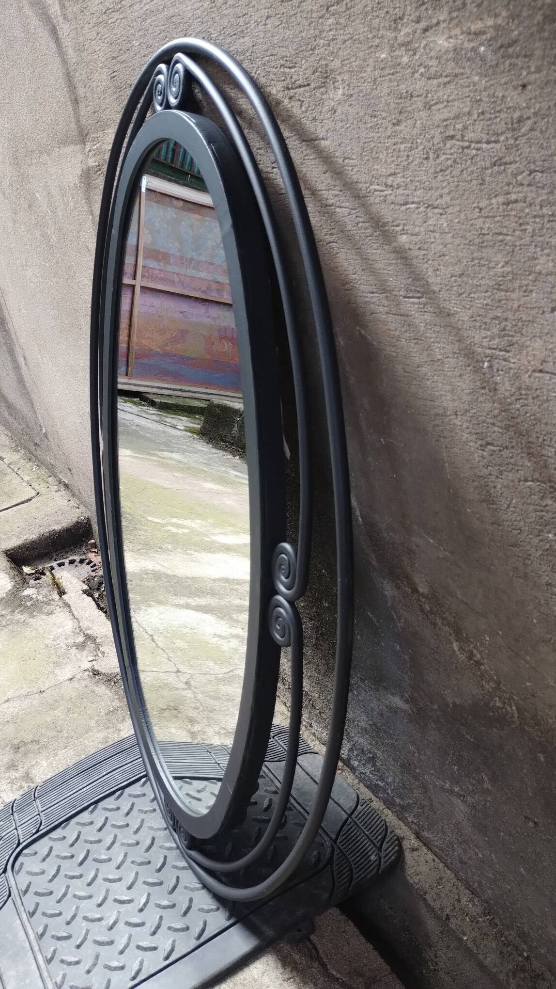 Miroir ovale vintage en fer forgé à décor de spirales