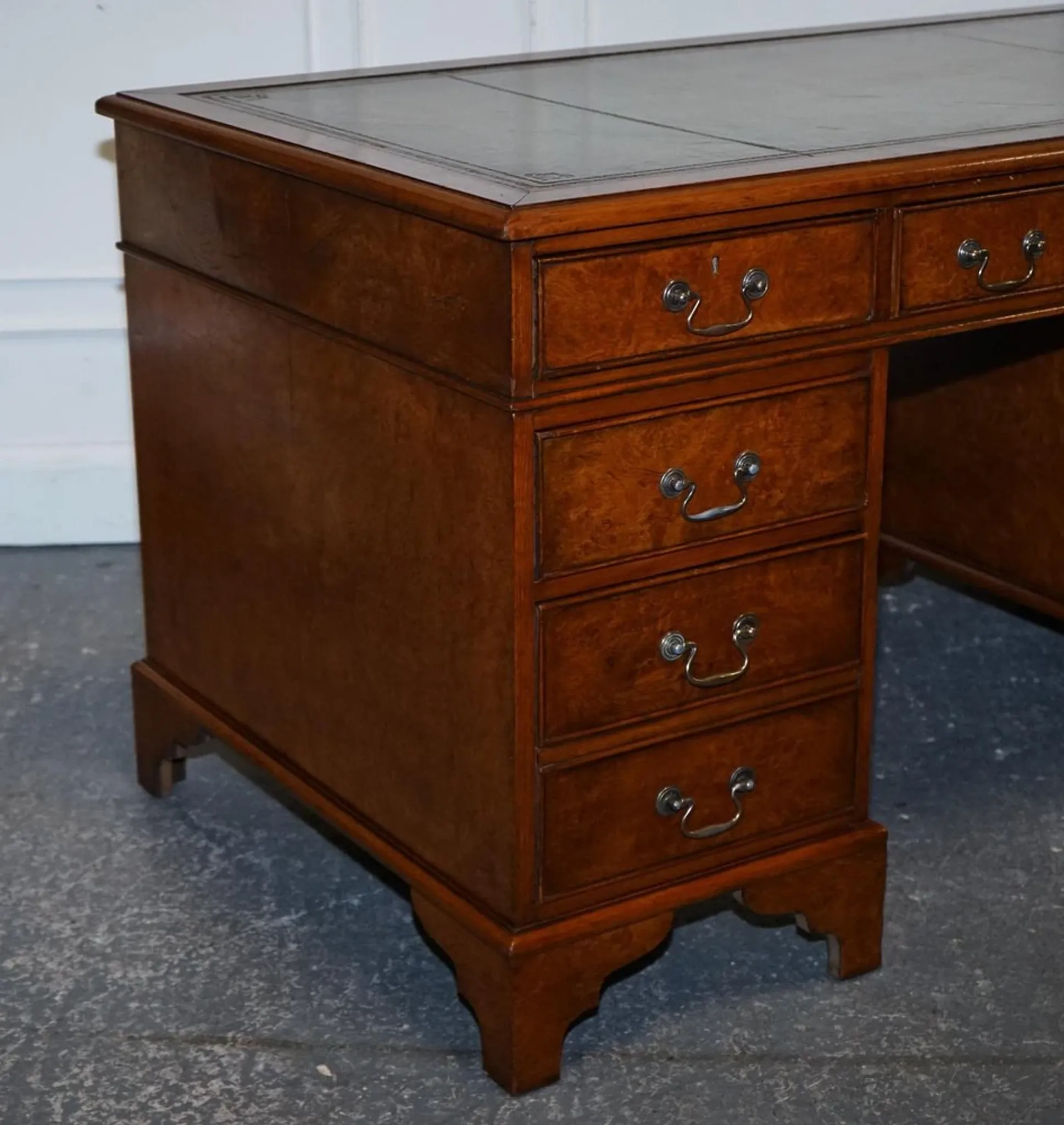Victorian Pedestal Desk in Walnut and Hand-Dyed Leather
