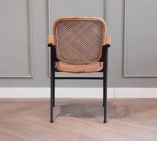 Chaise des années 1950 en métal noir et rotin tressé