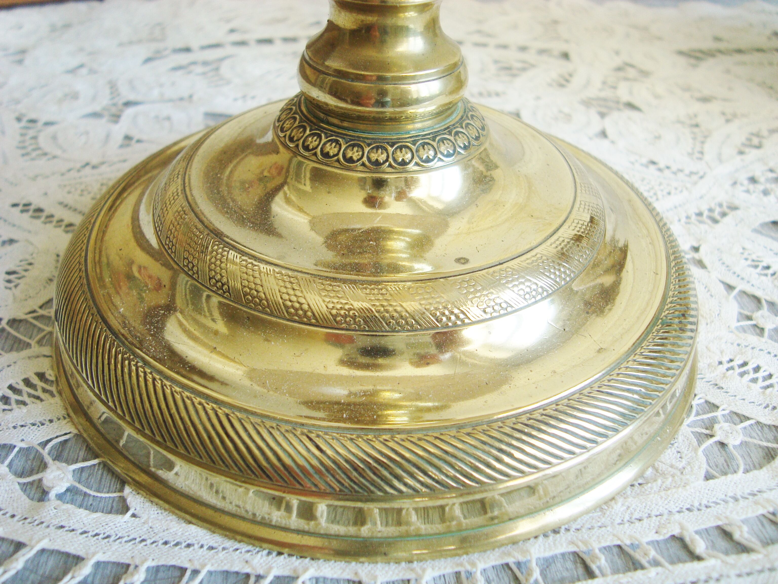 Lampe ancienne en laiton gravé avec son abat-jour en tissu oiseau des années 1900