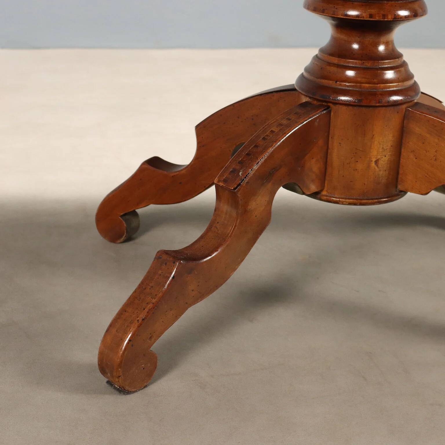 Petite table ancienne en noyer avec incrustations, Italie, XXe siècle