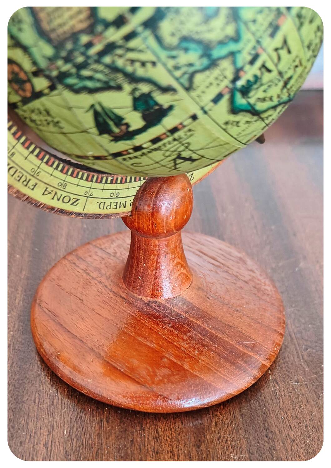 Globe terrestre en bois vintage