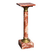 Piédestal en marbre décoré de laiton doré.