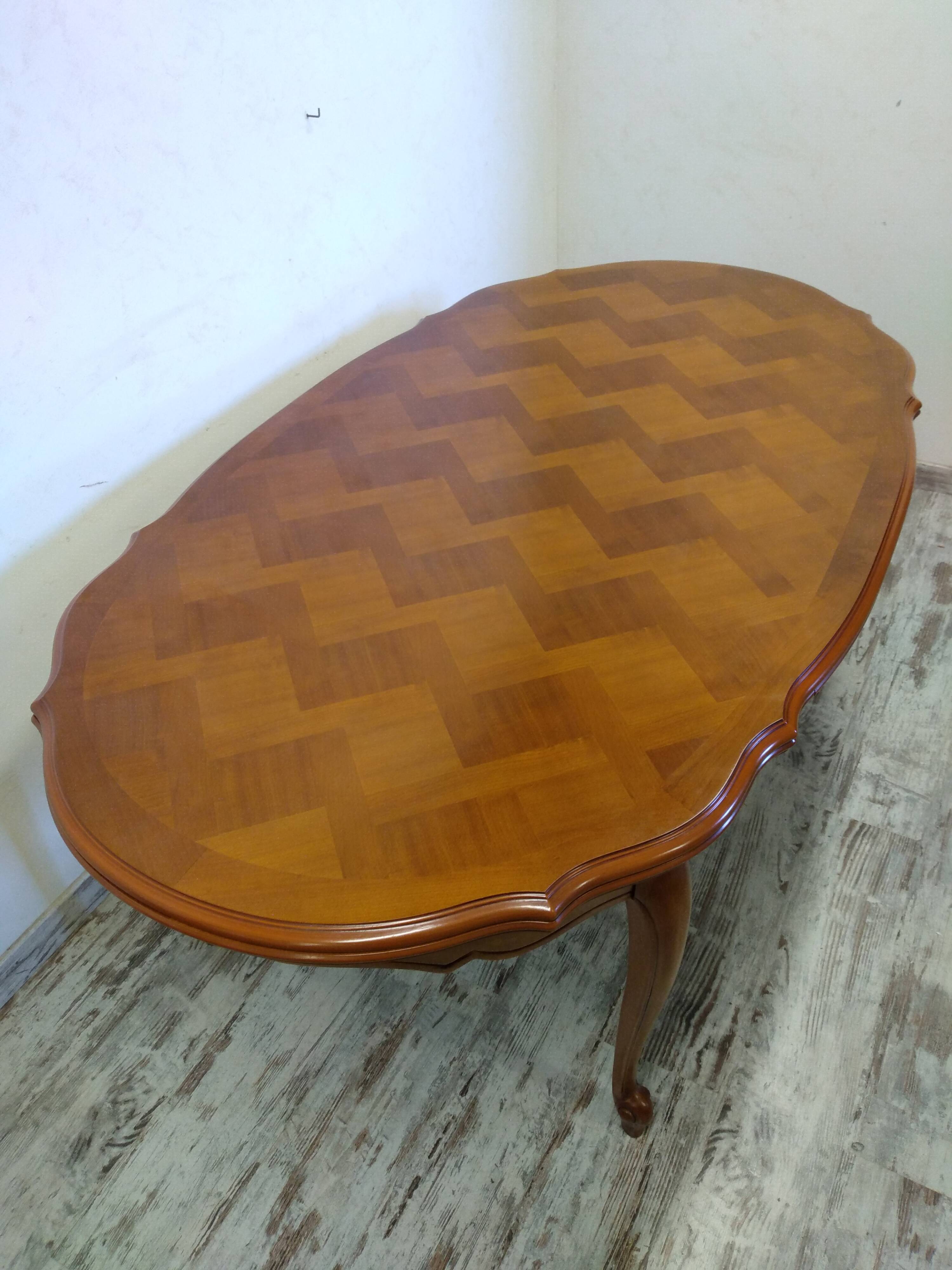 Regency style table with integrated extensions