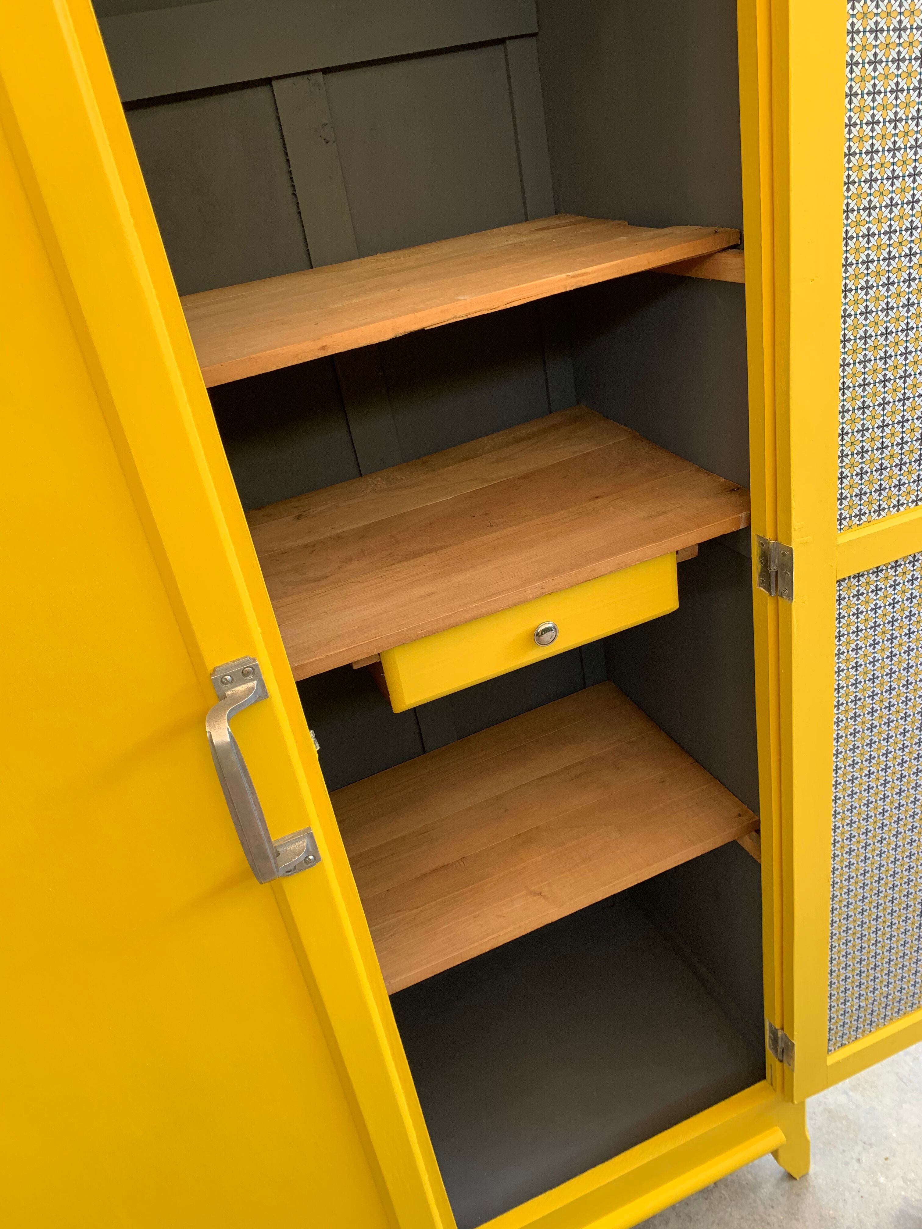 Armoire parisienne jaune poudrée 1950