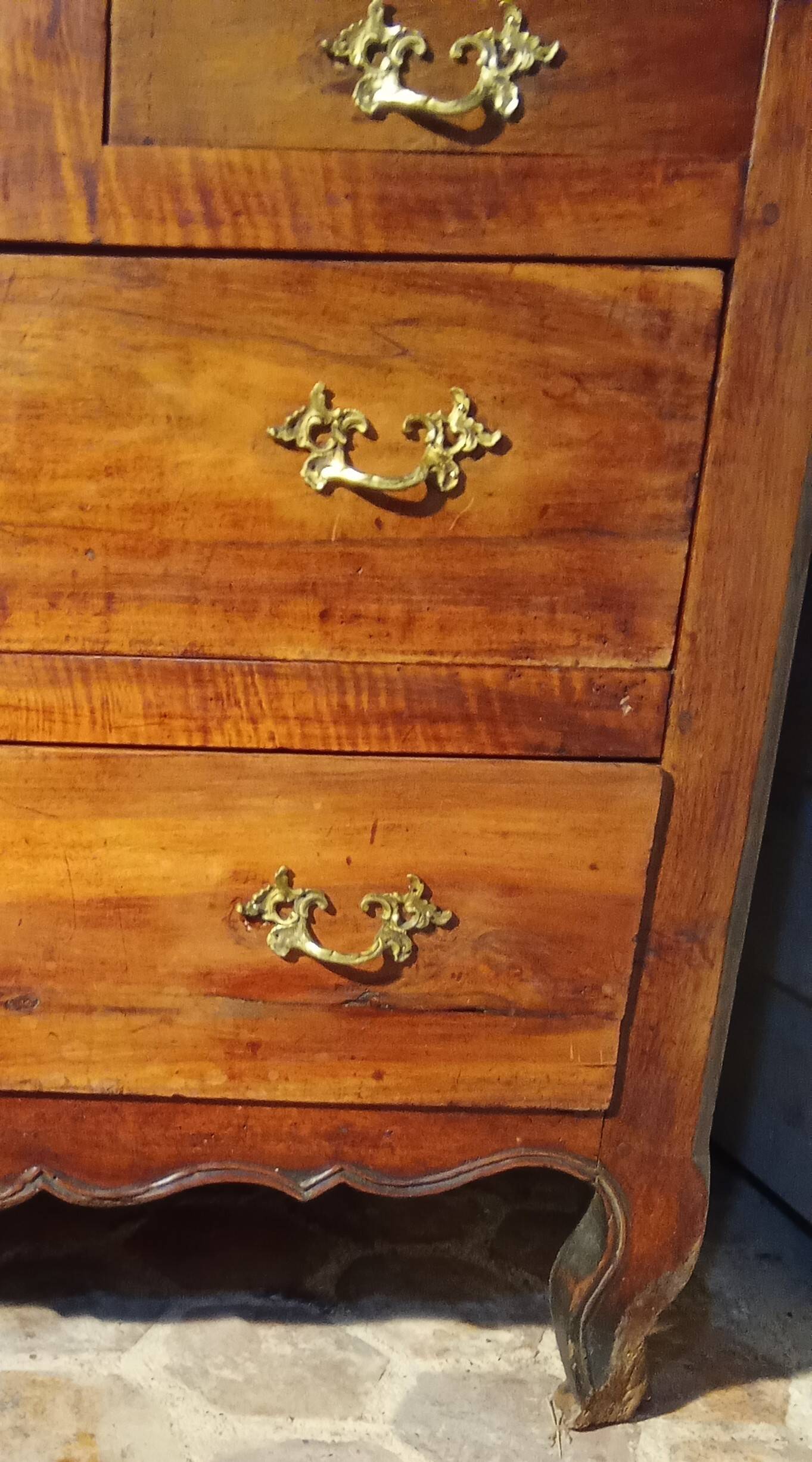 Louis XV period walnut writing desk, 18th century.