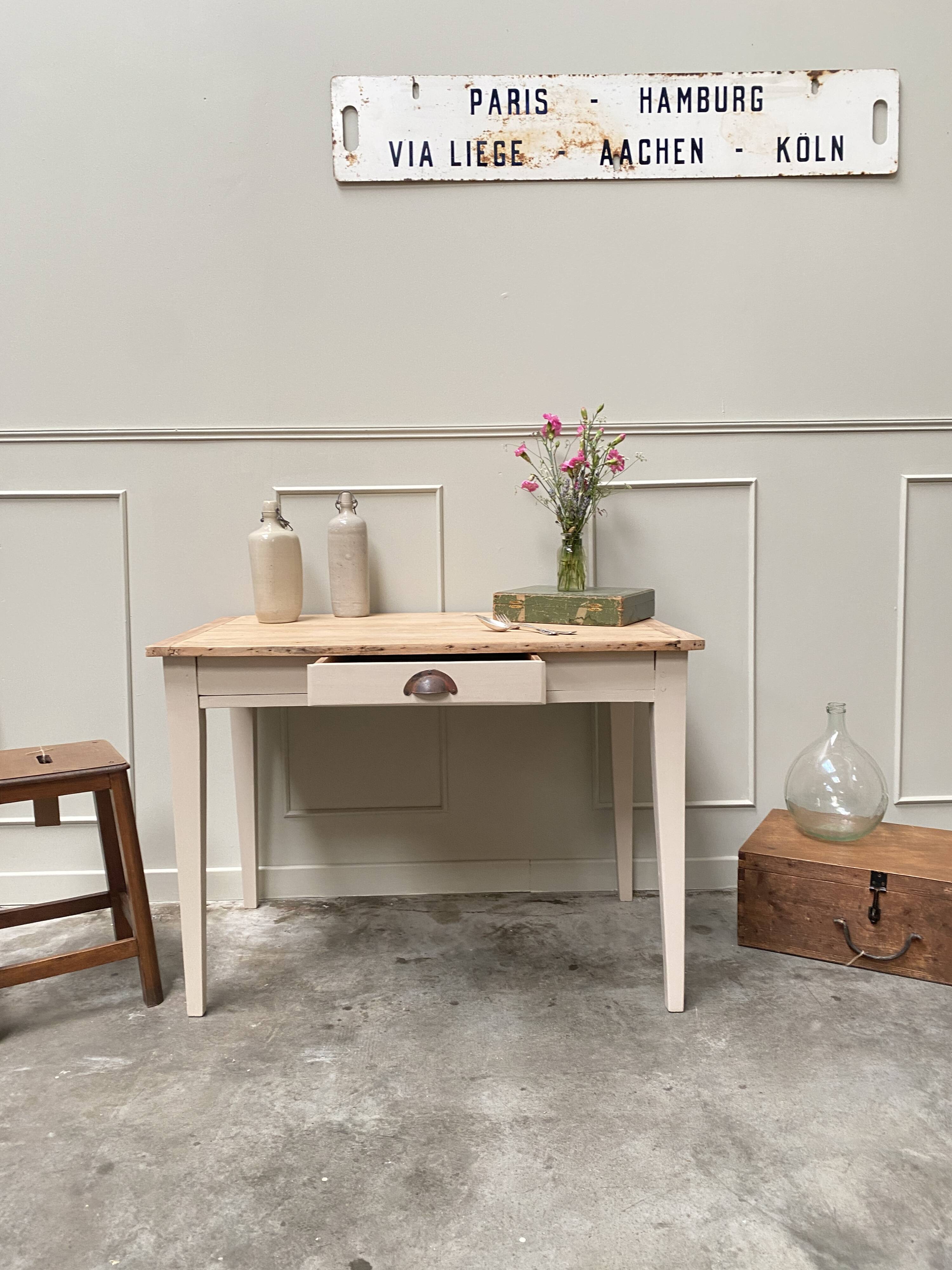 Petite table de ferme ou brureau