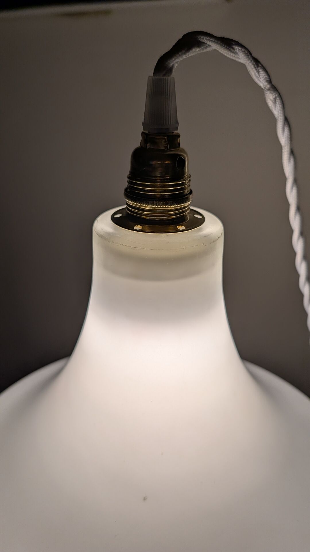 Suspension en opaline décor géométrique