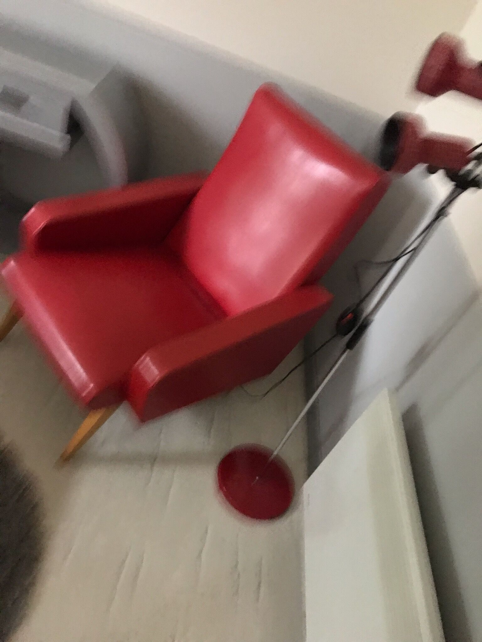 Fauteuil en skai rouge et pieds compas vers 1950