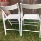 Paire de chaise pliante en bois blanc vintage