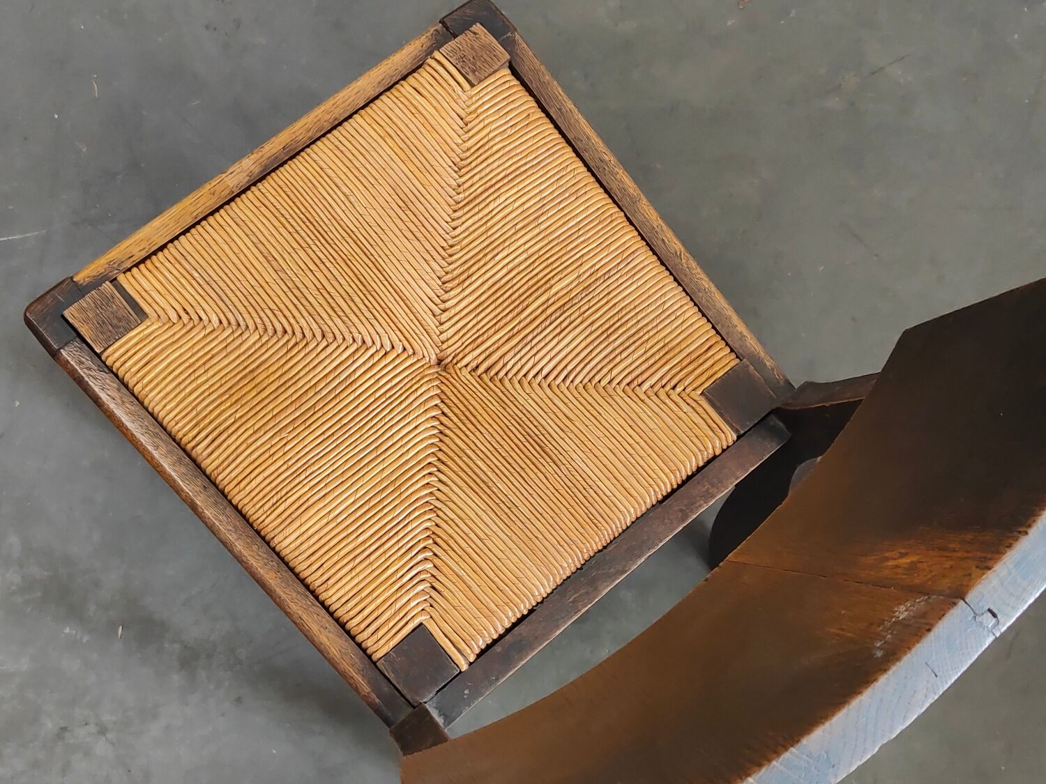 Suite of 6 chairs brutalist style straw and solid oak