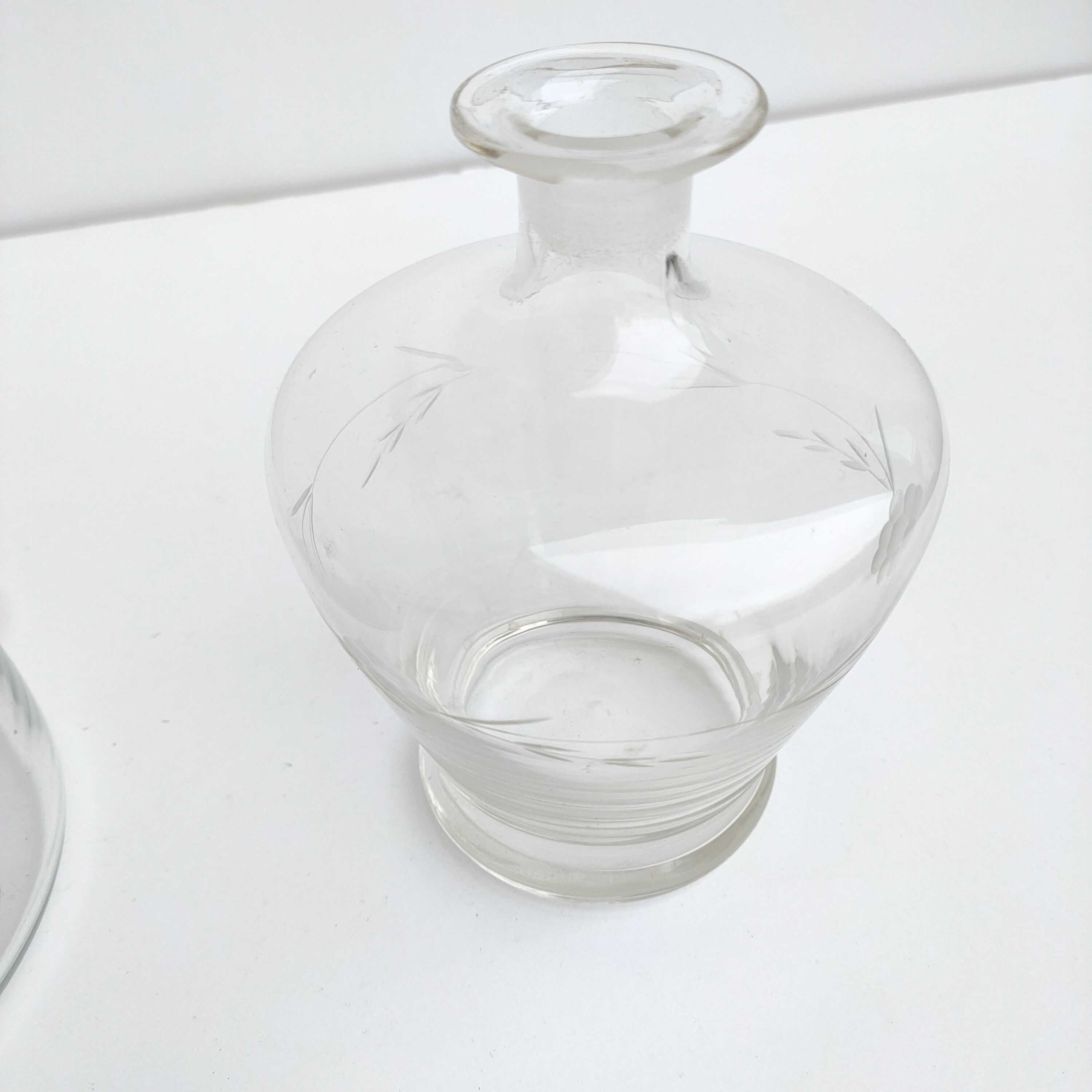 Set of 2 chiseled glass decanters with cap