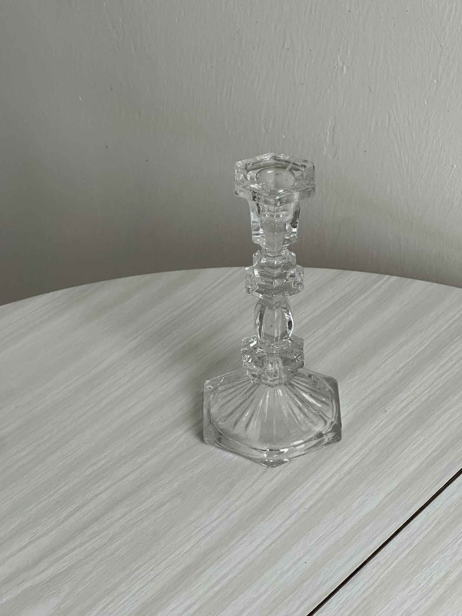 bougeoir en verre taillé transparent