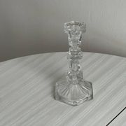 bougeoir en verre taillé transparent