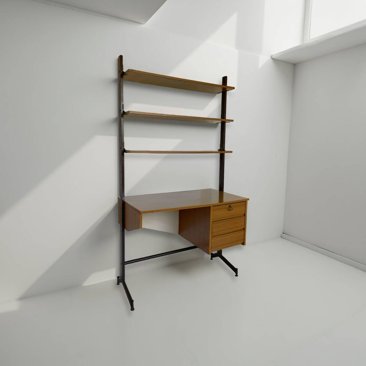 Bibliothèque italienne du milieu du siècle avec bureau.