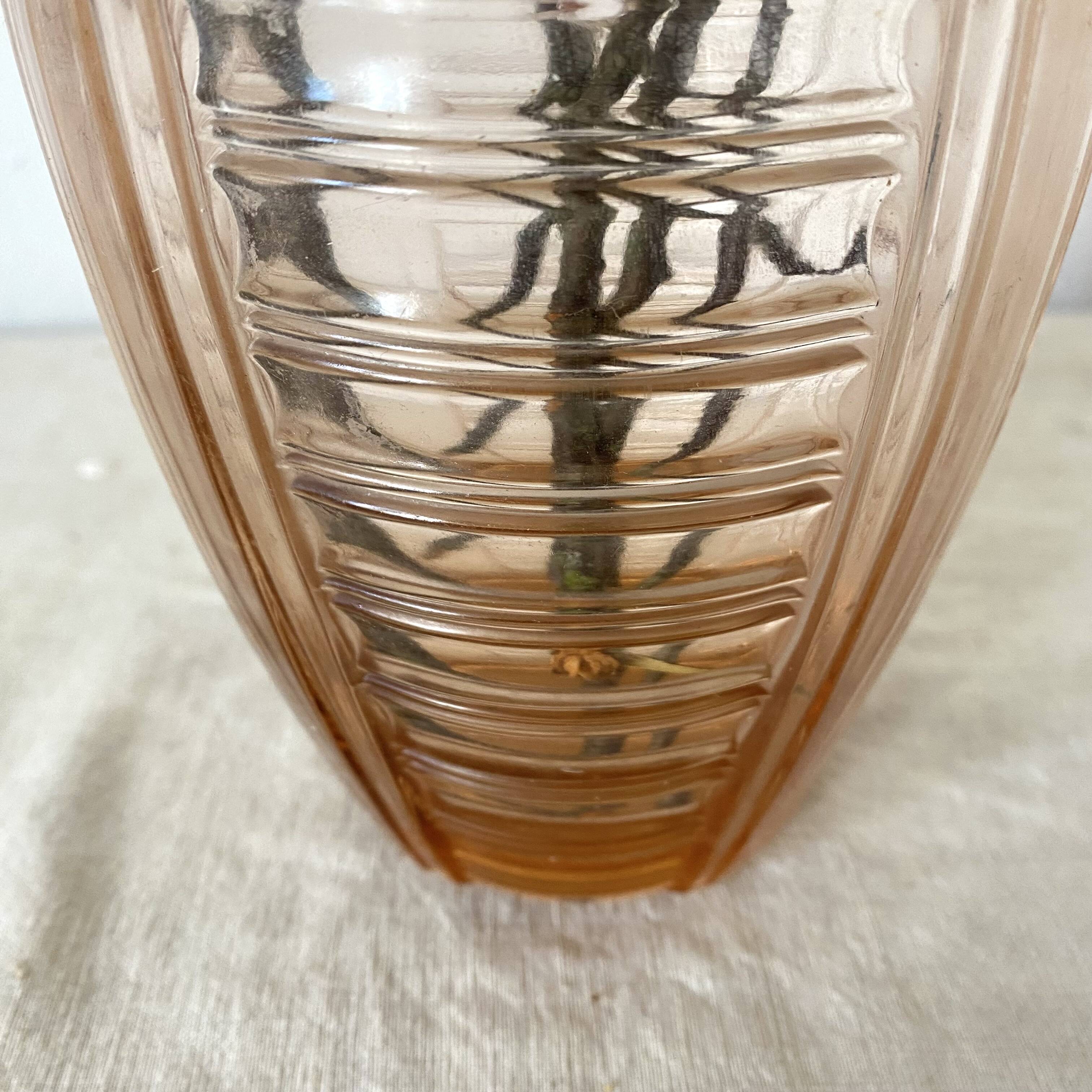 Vase art déco en verre moulé rose