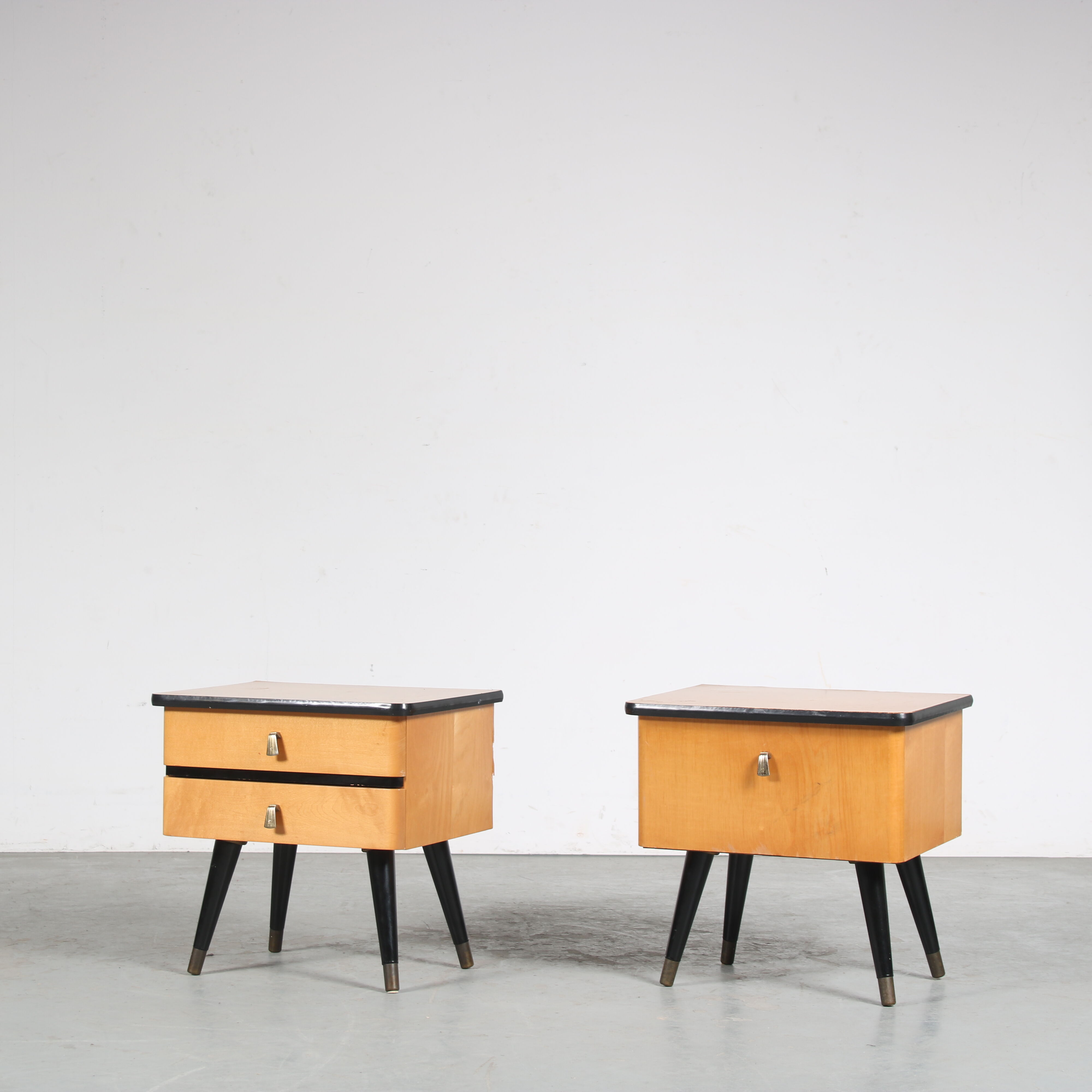 Paire de tables de nuit italiennes des années 1950