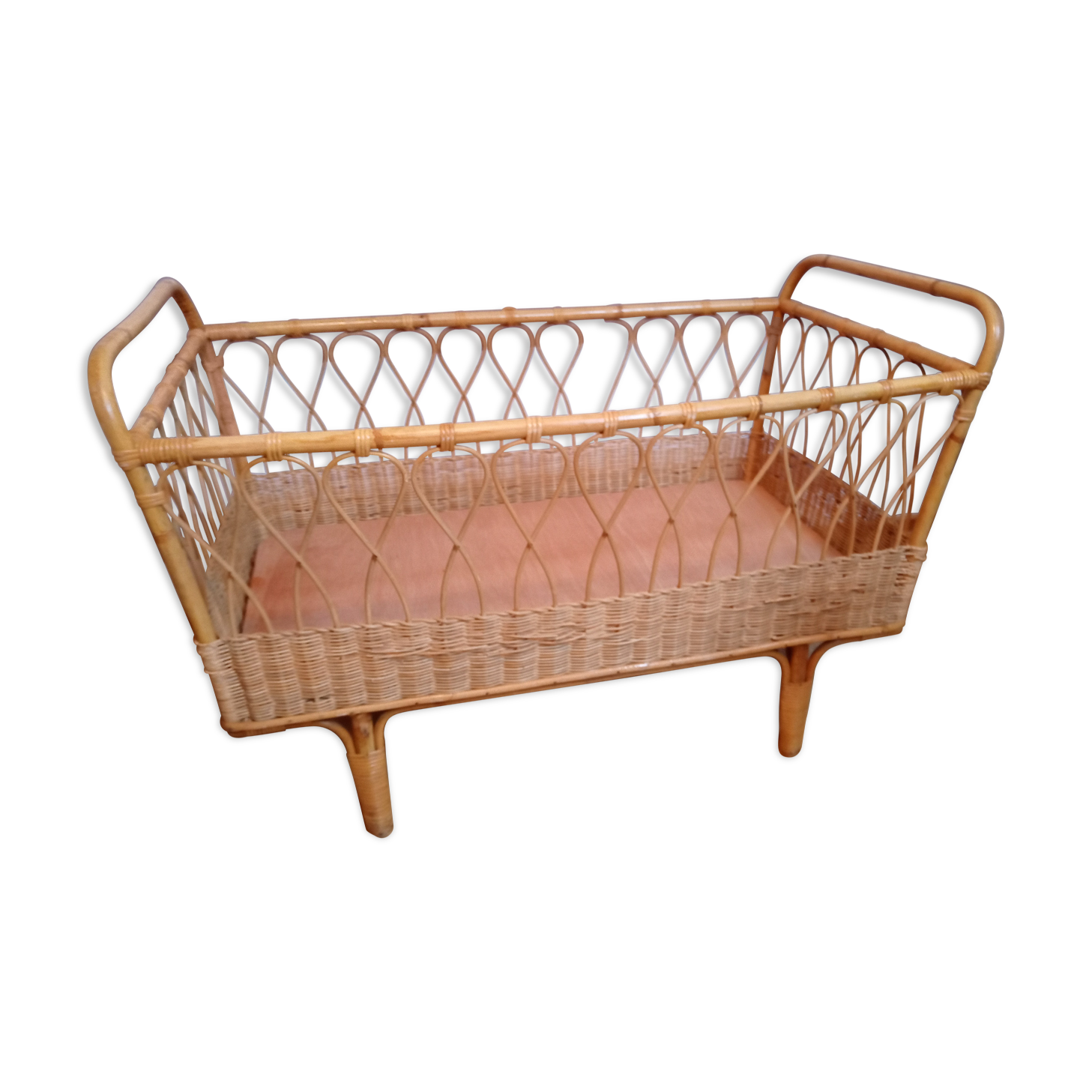 Vintage baby bed in wicker/rotin