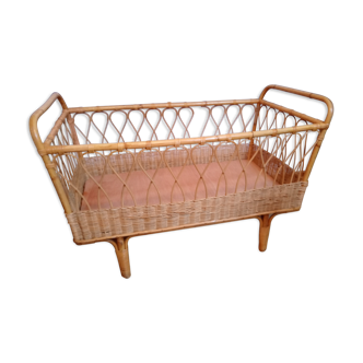 Vintage baby bed in wicker/rotin